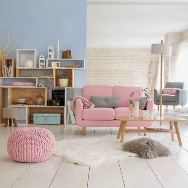 O sofá e o puff aparecem em quartzo, enquanto a mala decorativa vem em azul serenity (Foto: Reprodução)